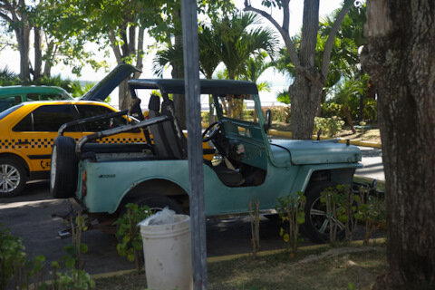 Виллис во дворе. У моего деда покойного такой был.