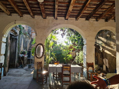 Леонел завёл нас в дом-храм к священнику африканскому мультиконфессионному.