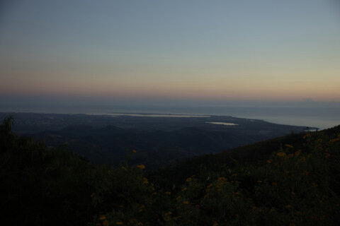 Карабкались долго, на второй передаче, автобус упорно полз, но не менее упорно грелся.
