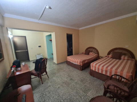 На Кубе принят кафельный пол везде. Ну, такое…