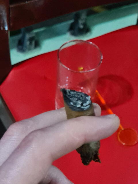 Да и сигара с коктейлем быстро кончились.