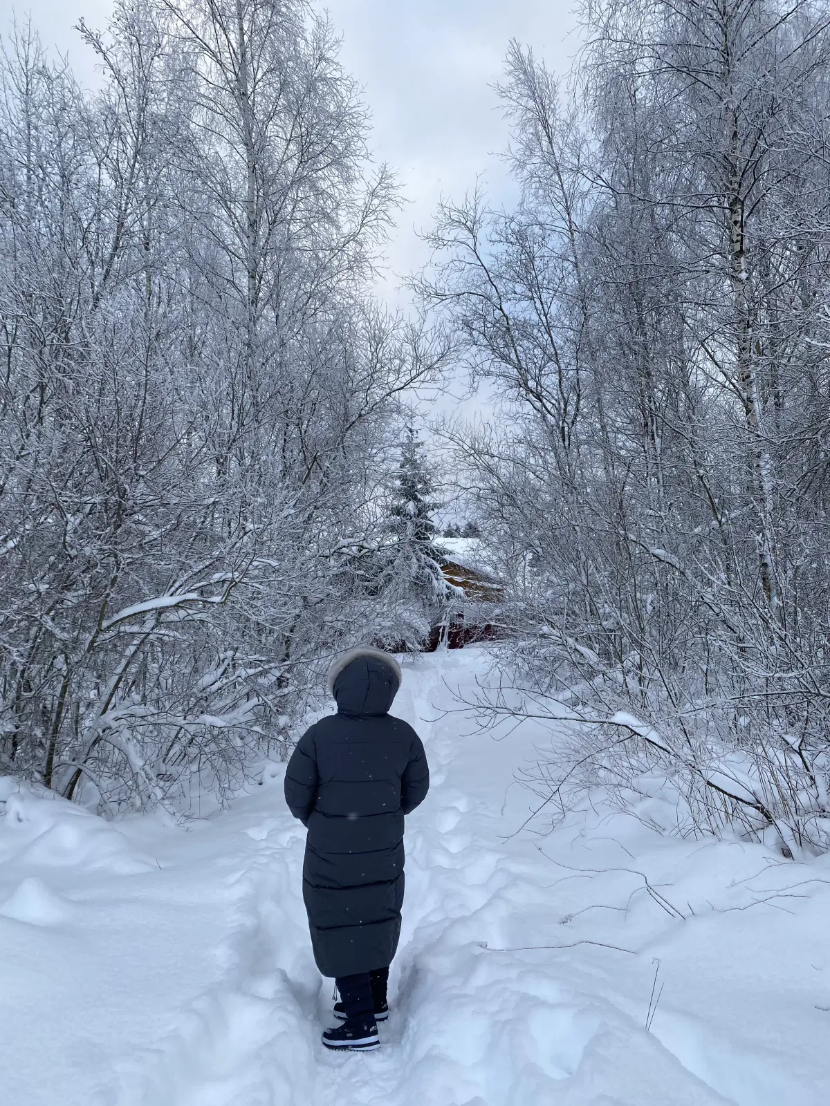 Это уже на следующий день я со средней сестрой ходили на поле.