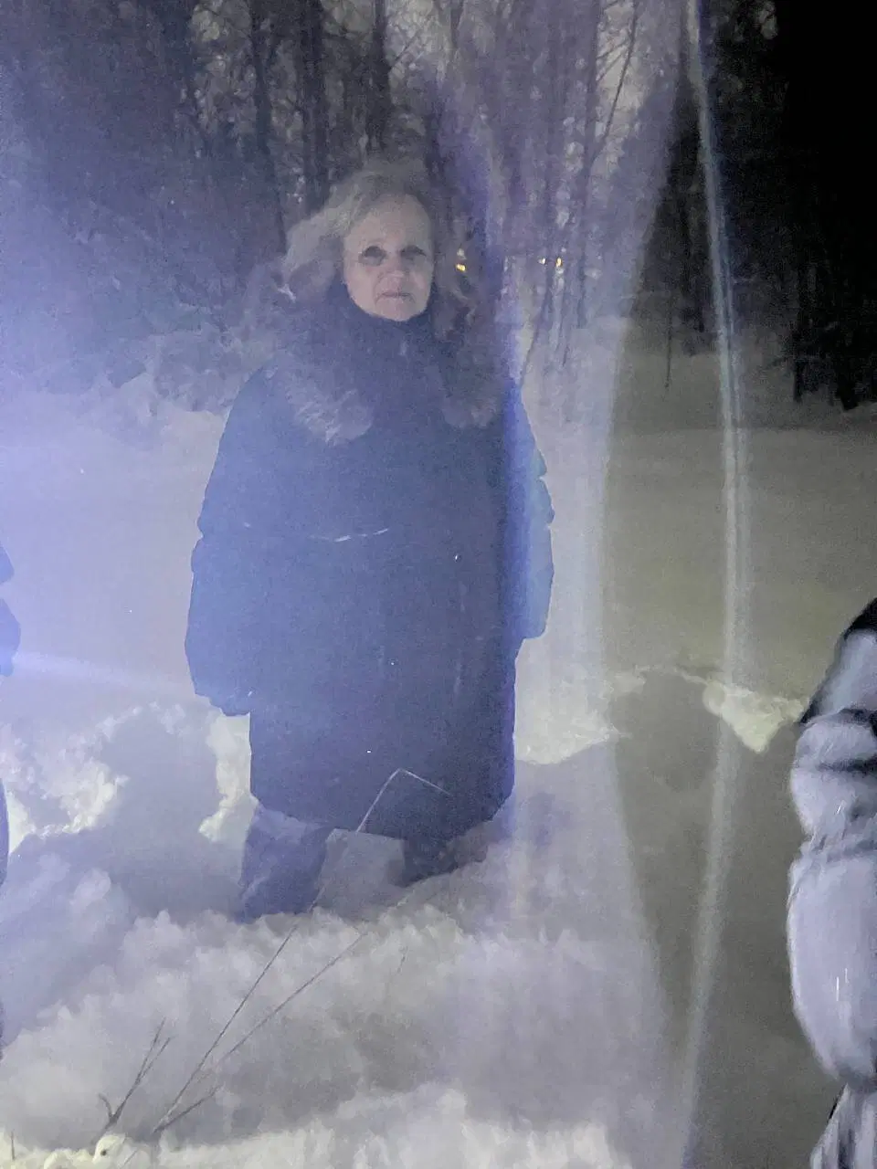 Я была первопроходцем до конца зоны безопасности. Снег выше колена. Одно отвратительное бревно мне всё-таки попалось по дороге. Было забавно, особенно со стороны. :)