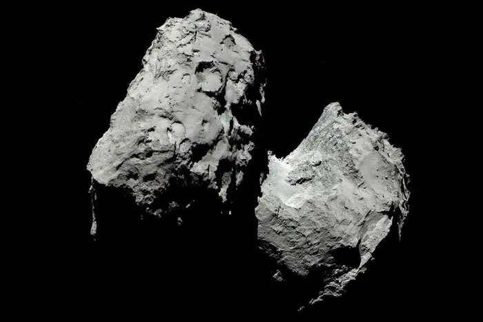 Цветное изображение кометы Чурюмова — Герасименко, полученное зондом "Розетта" 6 августа 2014 года с расстояния около 120 километров / © ESA