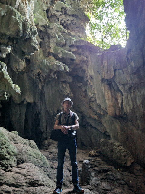 В пещеру нас завёл.