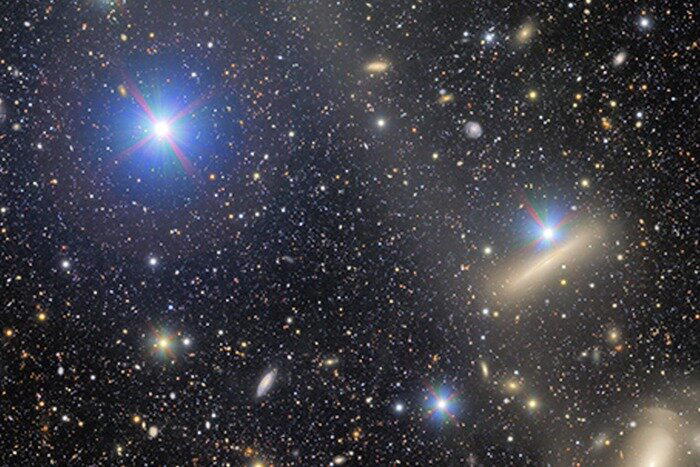 Яркие голубые звезды Млечного Пути, попавшие в кадр / © NSF–DOE Vera C. Rubin Observatory