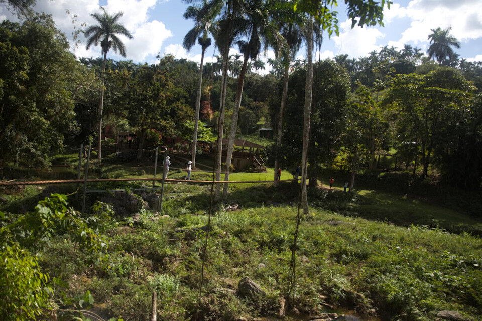 Так-то ручеёк с заводями, но видно, что недавно в дождь xepaчила стихия неподетски.