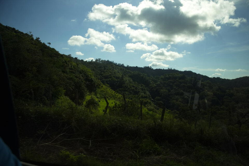 И узкой горной дорогой двинули мы вниз к городу Санта-Клара.