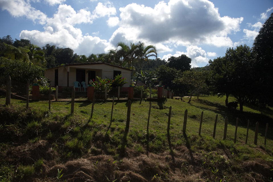 Где-то тут, вроде, рандеву с автобусом, местная торговля