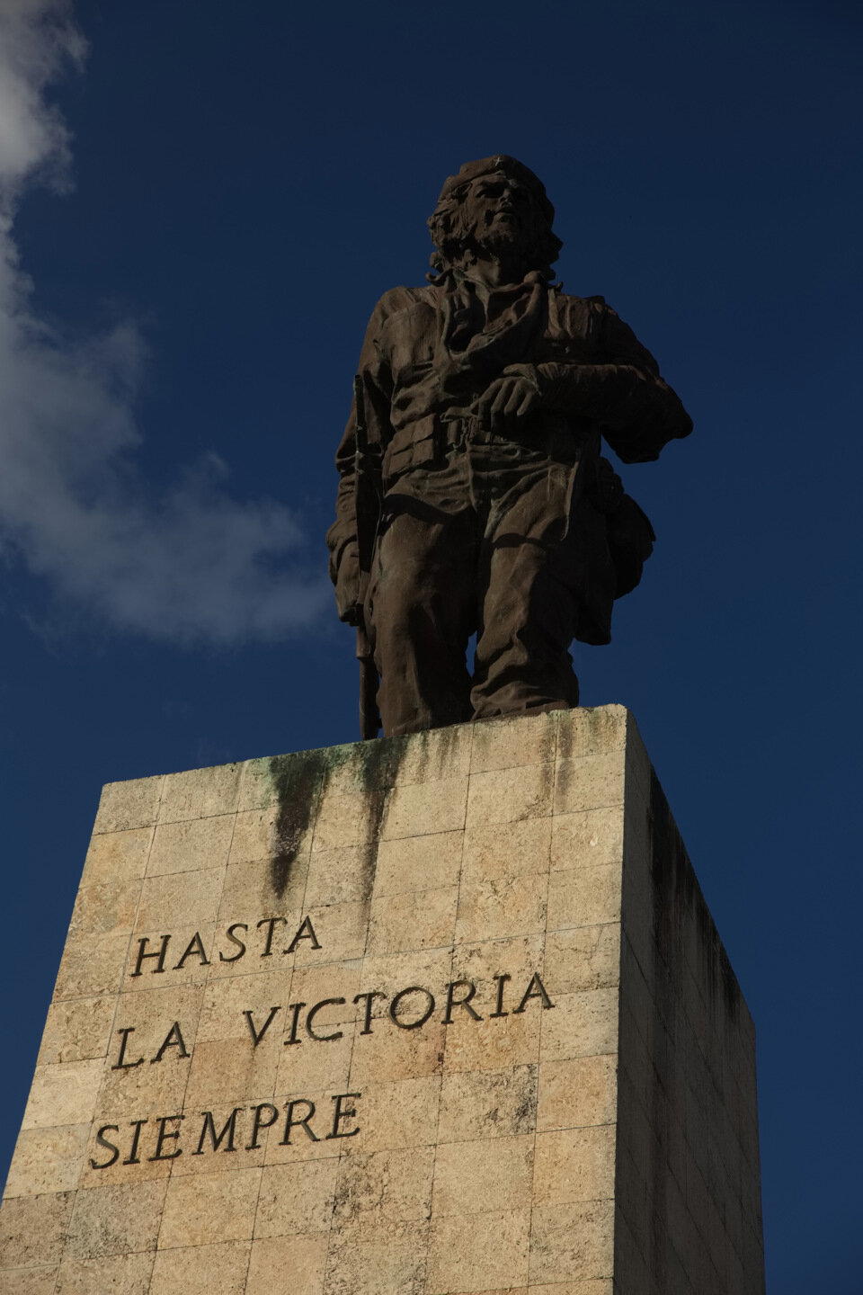 В мавзолей великого Че и его бригад не пустили нас — электричество кончилось.