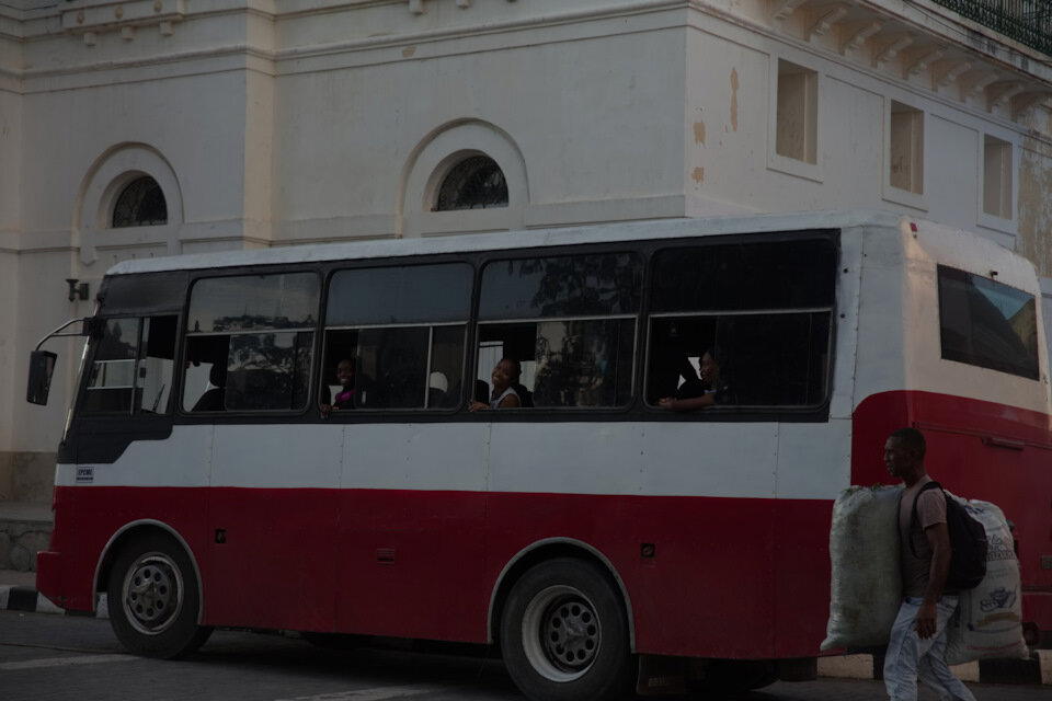 Первый кадр был навскидку. Девчушка заметила и попросила перефотать. Это — второй кадр и доказательство того, что 50д со стеклом 18-200 для туризма подходит, а 6д со стеклом 24-70 плохо подходит.