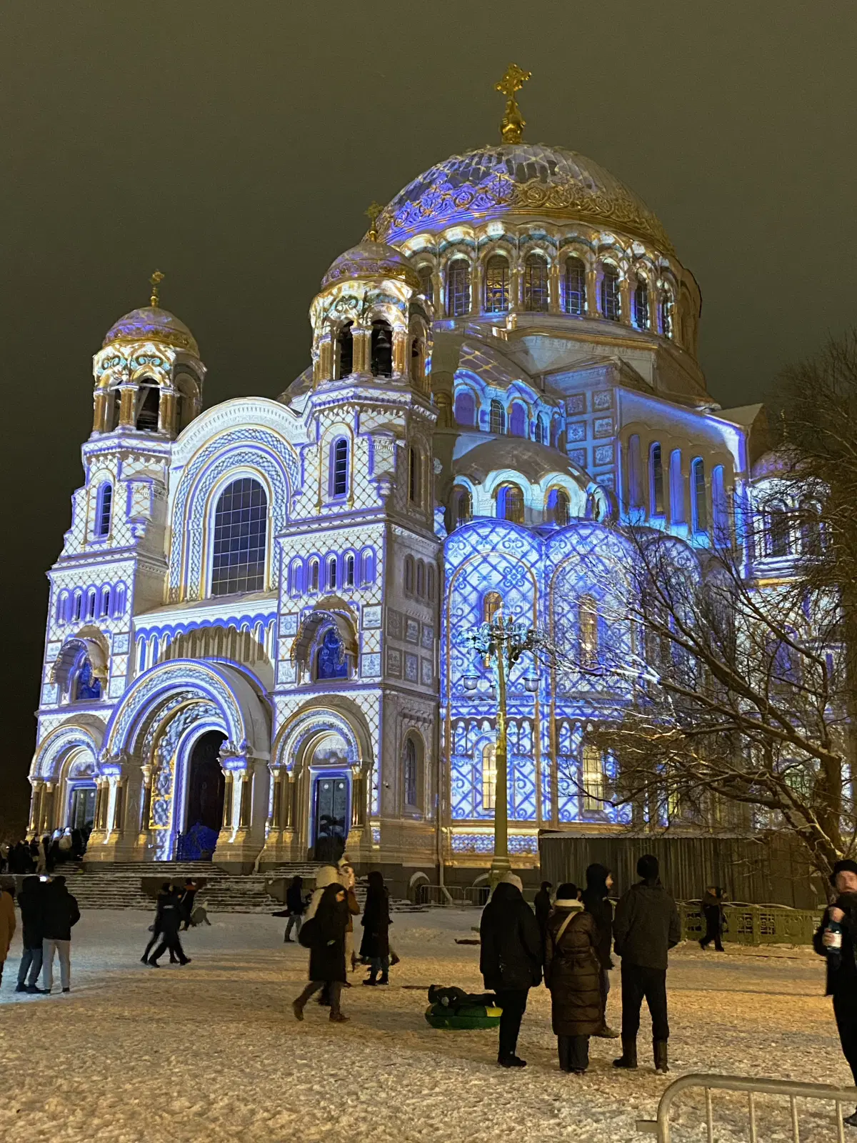 На Якорной площади с 18-00 до 22-00 собор превращается в разнообразные замки.