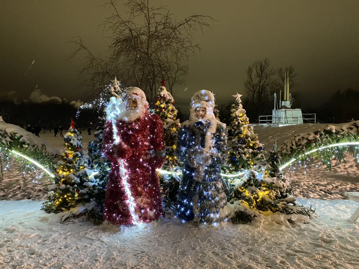 Тут лица не из пикселей. Просто фотографии. :)