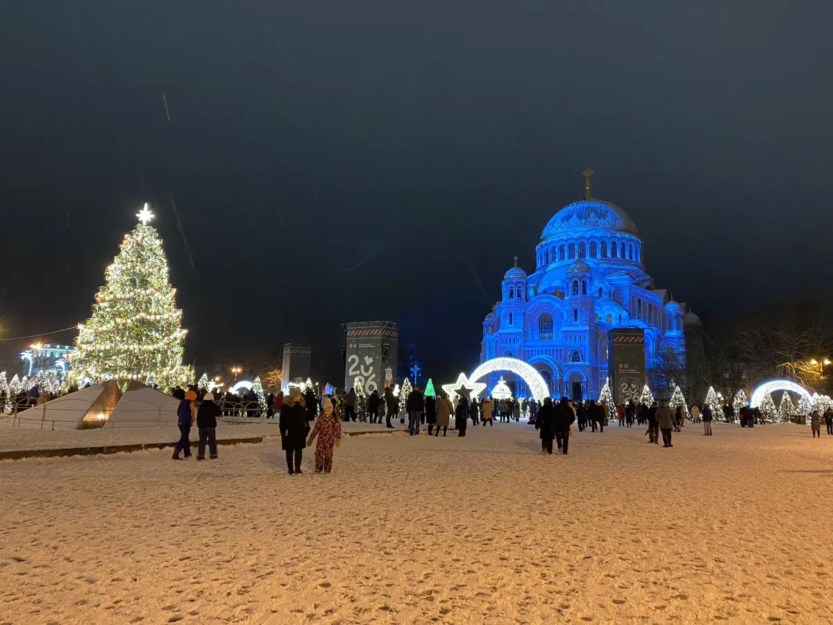 Собор, ёлка и вечный огонь.