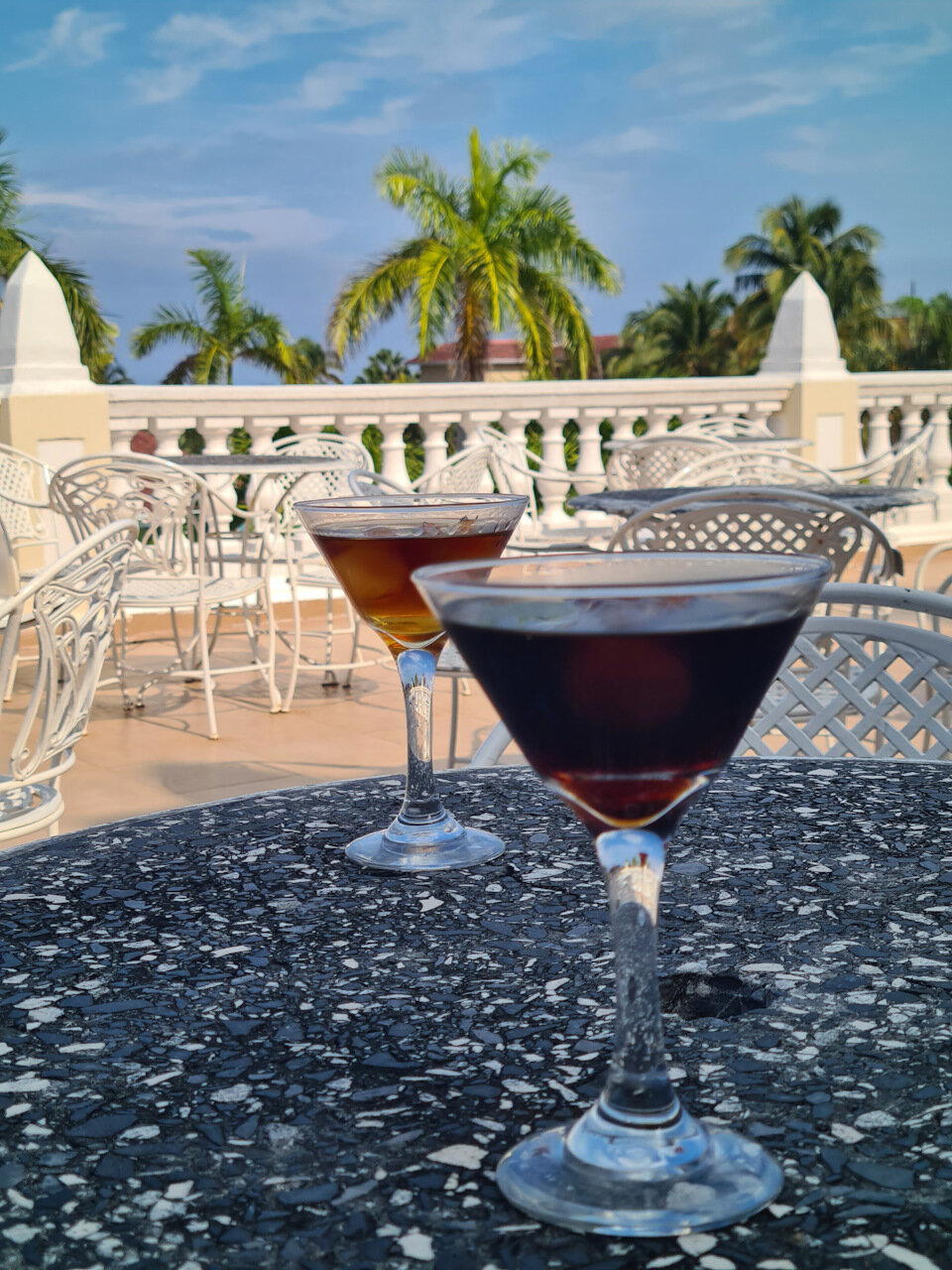 Вермут. Вон то — ром