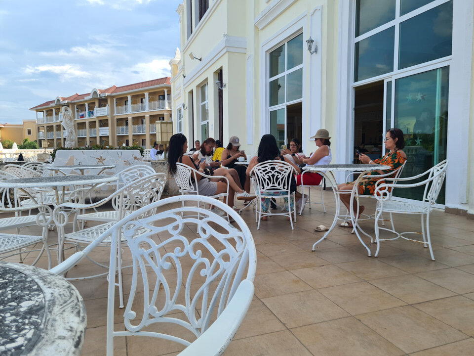 И все — в телефонах