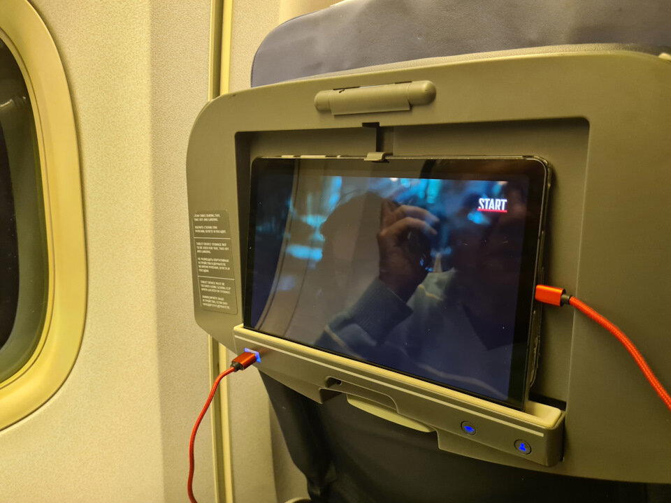 АК россея сделала крепления для телефонов-планшетов и розетку.