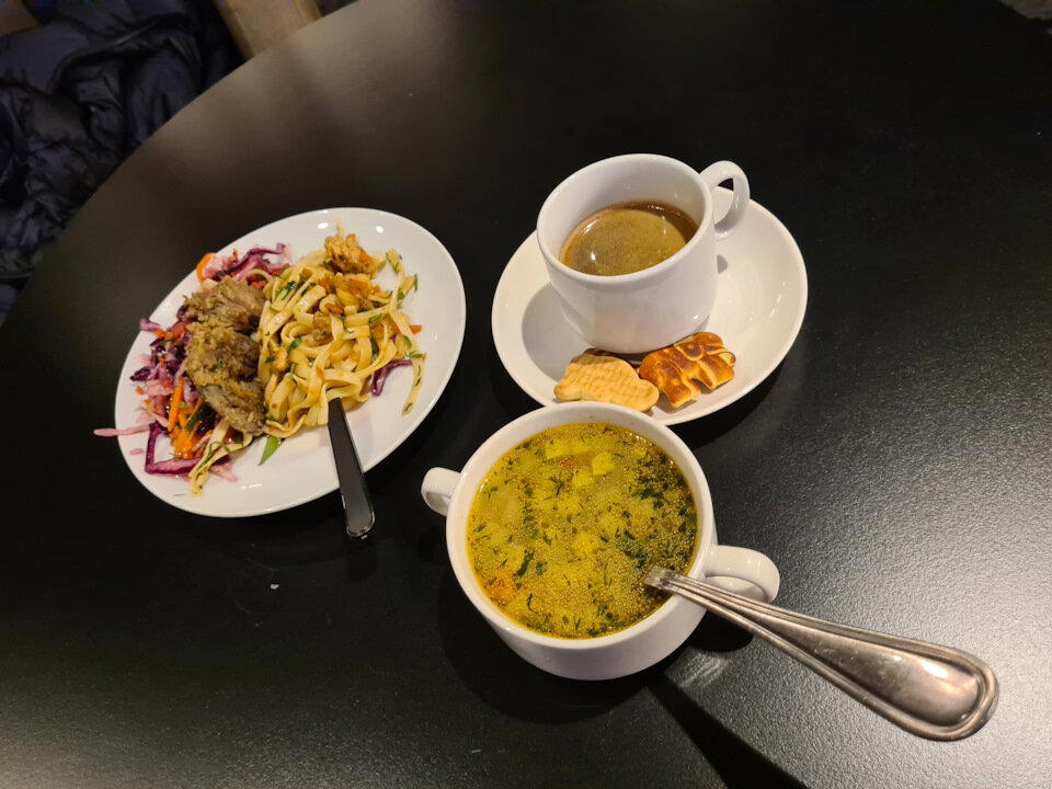 Признаю, под вкусную еду и дискуссию умял я 0.5 вина красного импортного. Харашооо.