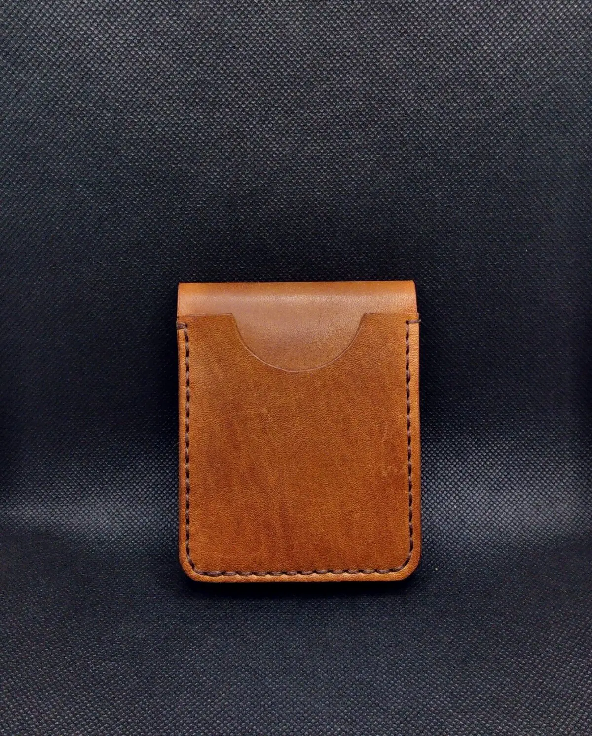 Сзади карман для быстрого доступа к карте с бесконтактной оплатой