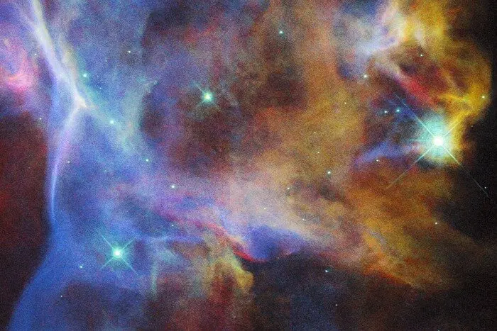 Зелено-голубые звезды — фоновые объекты, находящиеся далеко за туманностью / © ESA/Hubble &amp; NASA, R. Sankrit