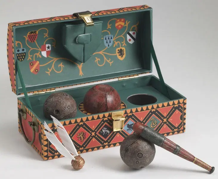 Снитч с крылышками, его должен поймать охотник. Игра длится пока его не поймают. Квоффл должны кидать в кольцо соперника (почти как в футболе, только колец несколько). Бладжеры сбивают игроков с мётел. Бладжеры отбивают битами загонщики.