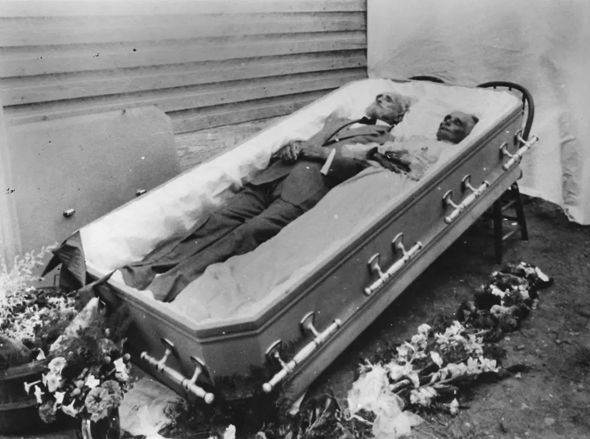 Похороны в двойном гробу, 1921 год