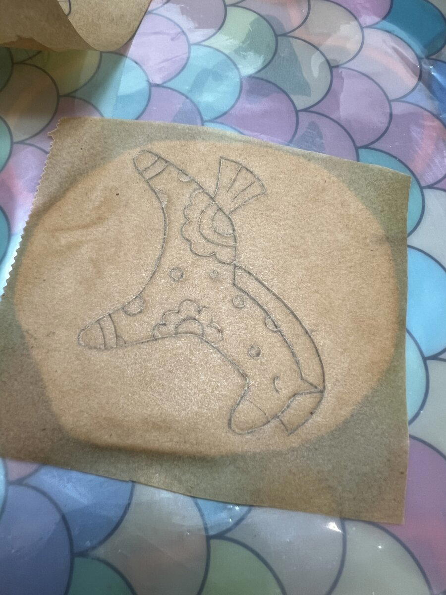 Переворачиваем рисунком вниз. Если карандаш жирный - можно просто пройтись скалочкой и рисунок отпечатается. Если карандаш не очень жирный - обводим поверх карандашом, слегка надавливая