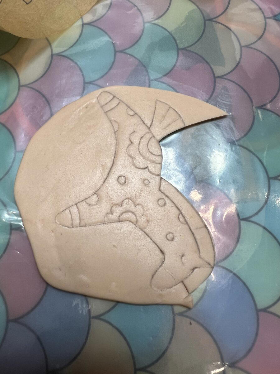 Аккуратно канцелярским ножом (скальпелем) вырезаем фигурку.