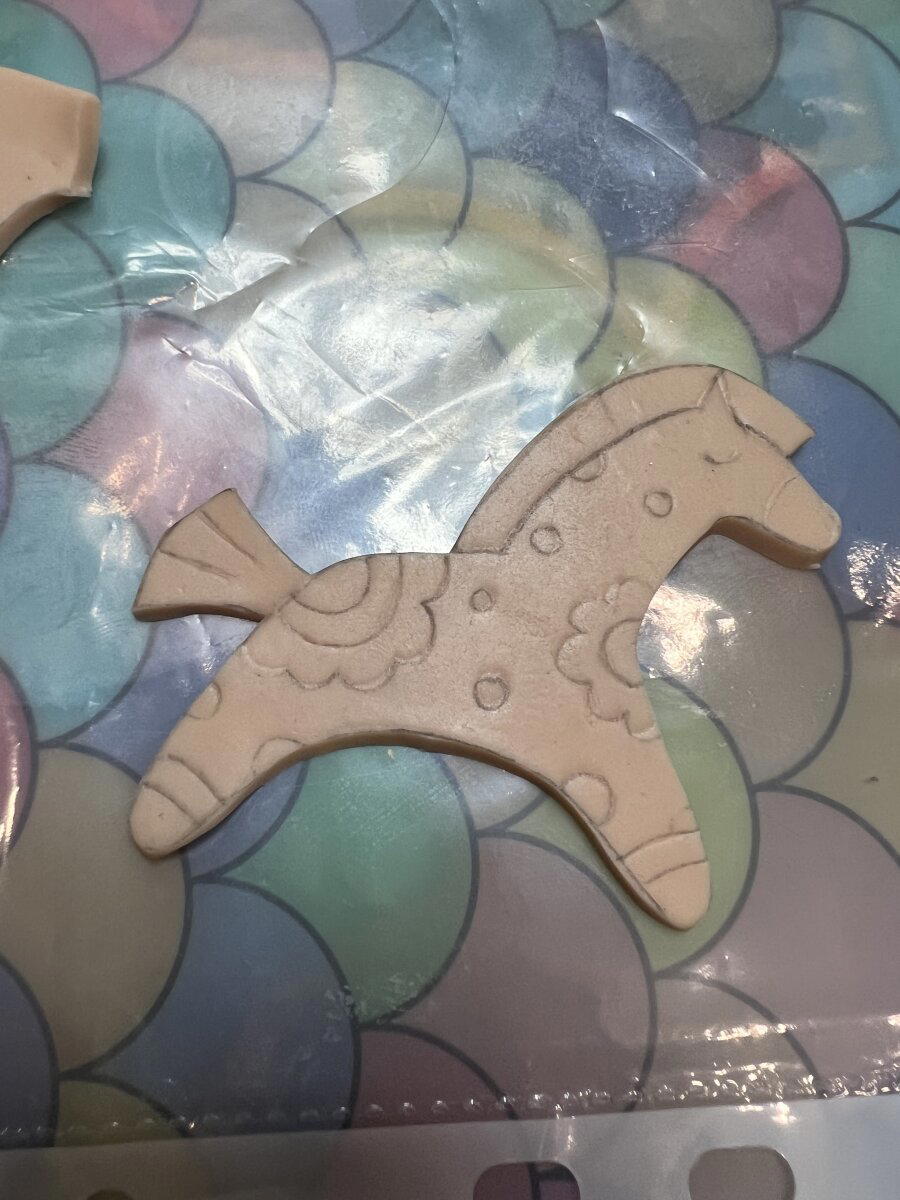 Любым инструментом похожим на жало выдавливаем рисунок, еще на этом этапе сглаживаем края и зазубрины. 