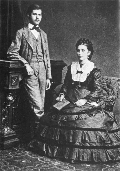 Шестнадцатилетний Сигизмунд Фрейд с матерью Амалией. 1872 год.