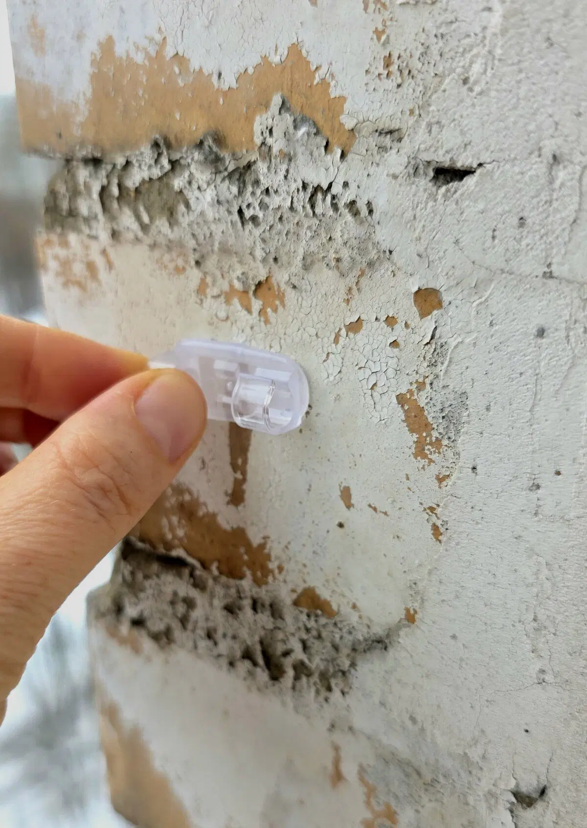 Крючок от компьютерного стола оторвали, там много еще