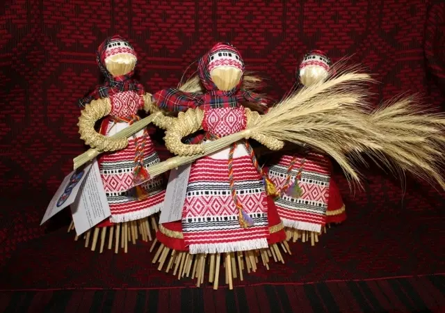 Танцующие соломенные куклы