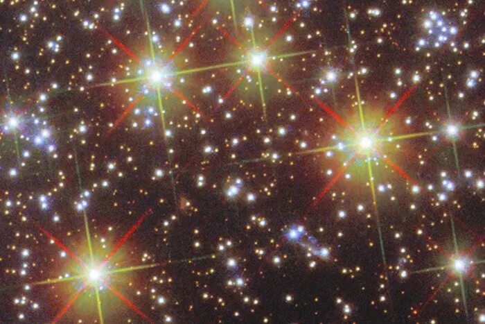 Красно-оранжевые солнцеподобные звезды, жизненный путь которых приближается к концу / © ESA/Hubble &amp; NASA, A. Sarajedini, G. Piotto, M. Libralato