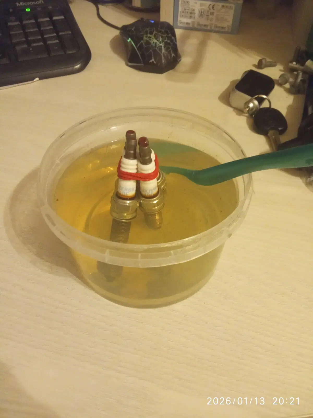 Это конечно не мелкий пескоструй, как у г-на Наиля Порошина, но отмывает отлично, если что есть ещё очиститель карбюраторов...