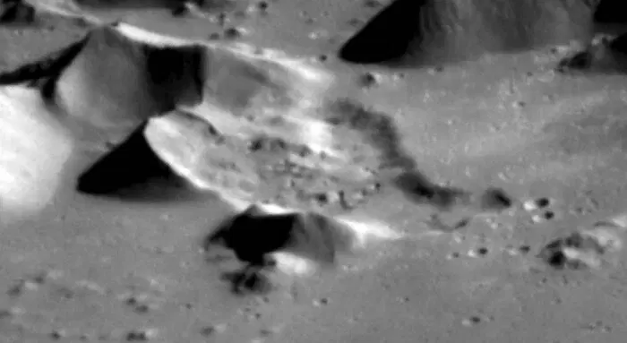 Это углубление может быть связано с прошлой вулканической активностью / © NASA