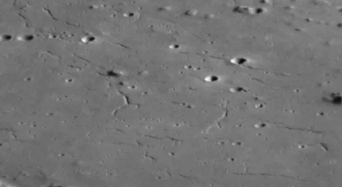 Обратите внимание на характерные трещины, сформировавшиеся при резком остывании этой расплавленной массы / © NASA