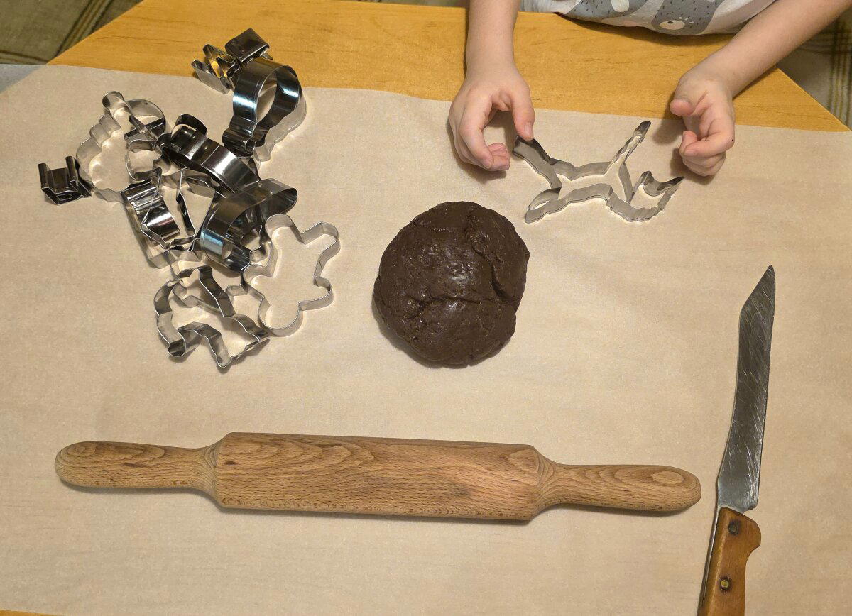 И обязательно подложить пергамент, т.к. у теста повышеная липучесть