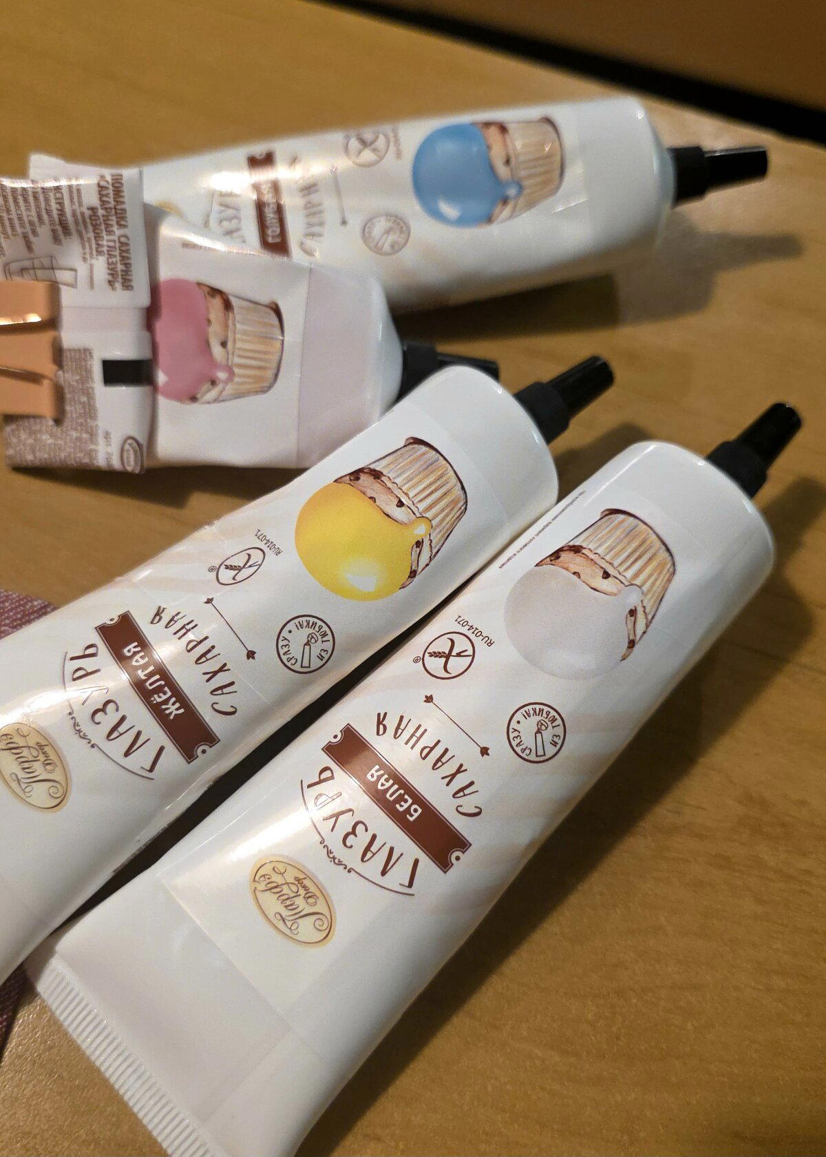 У нас 4 цвета. Греем в банке с горячей водой, иначе она не выдавливается.