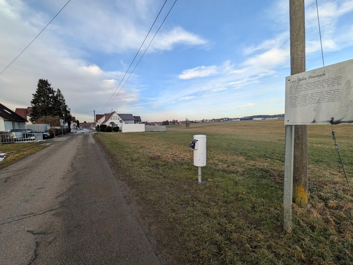 На окраине деревни урна и пакеты для собачьих какашек.