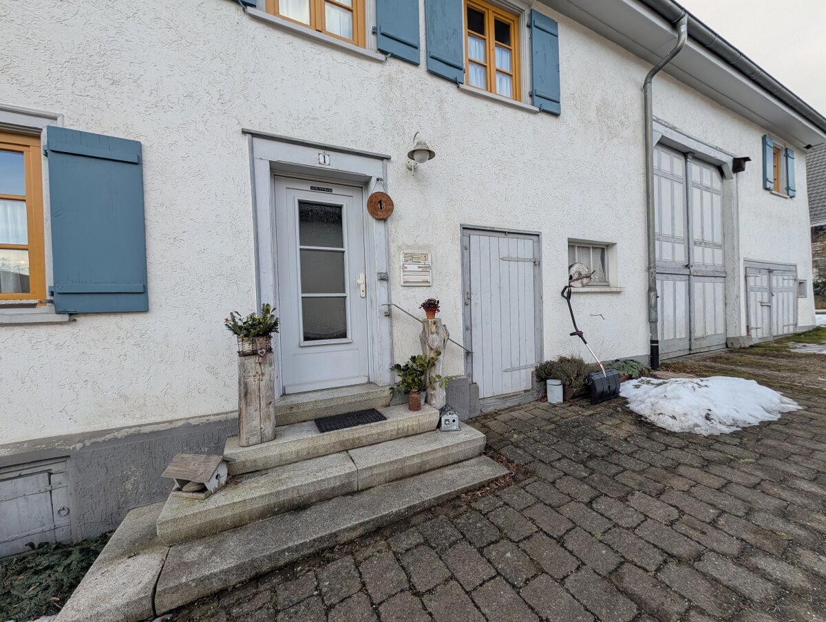 Каждый пытается украсить вход как может. 