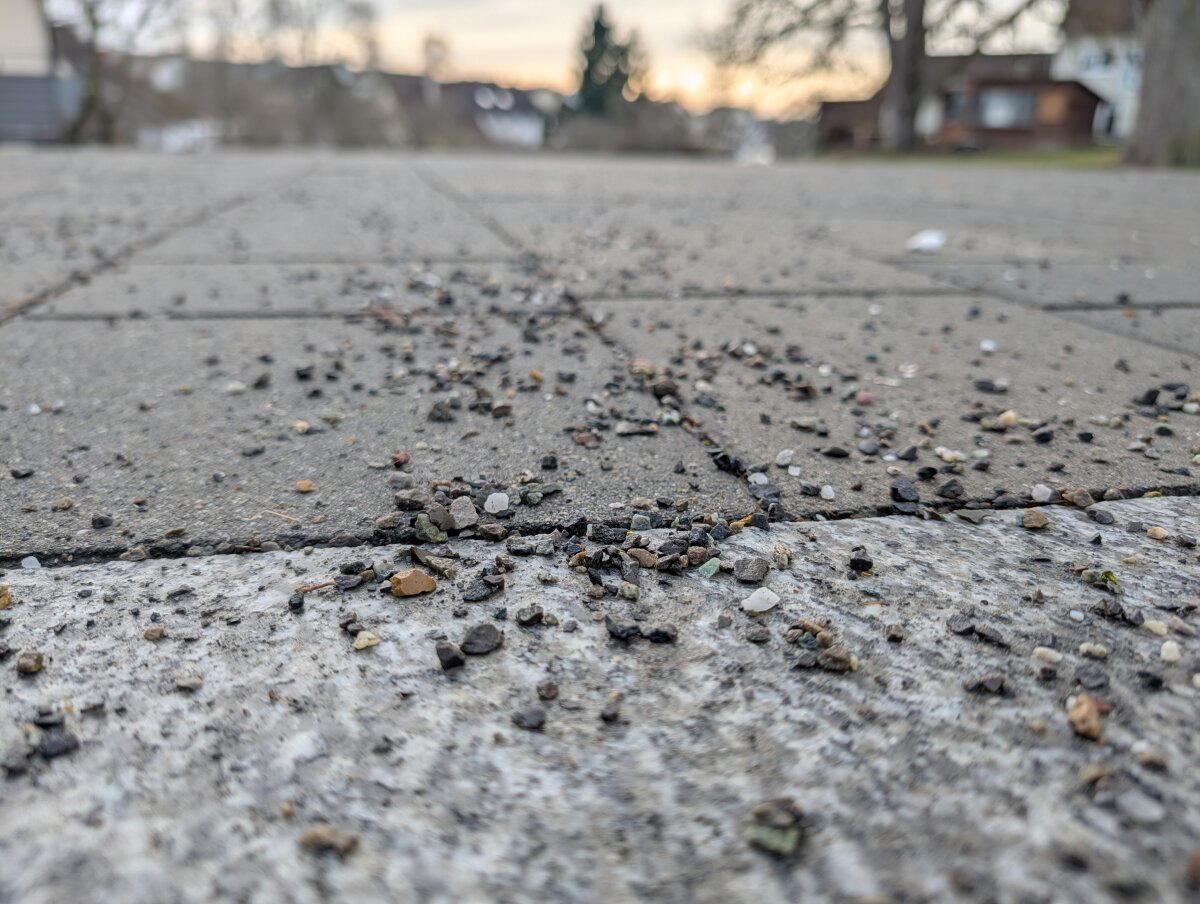 Вместо песка и соли, сыпят каменную крошку.