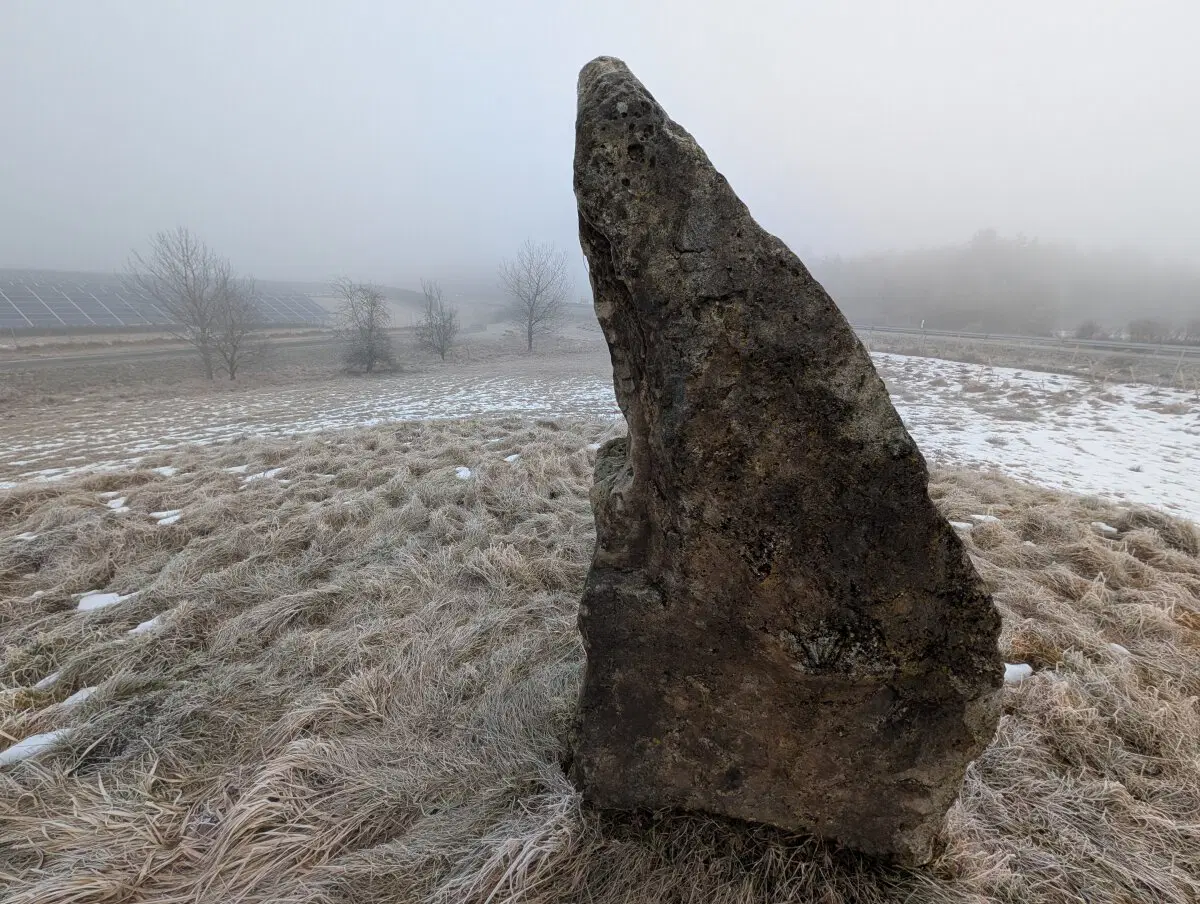 Наверху обычный камень