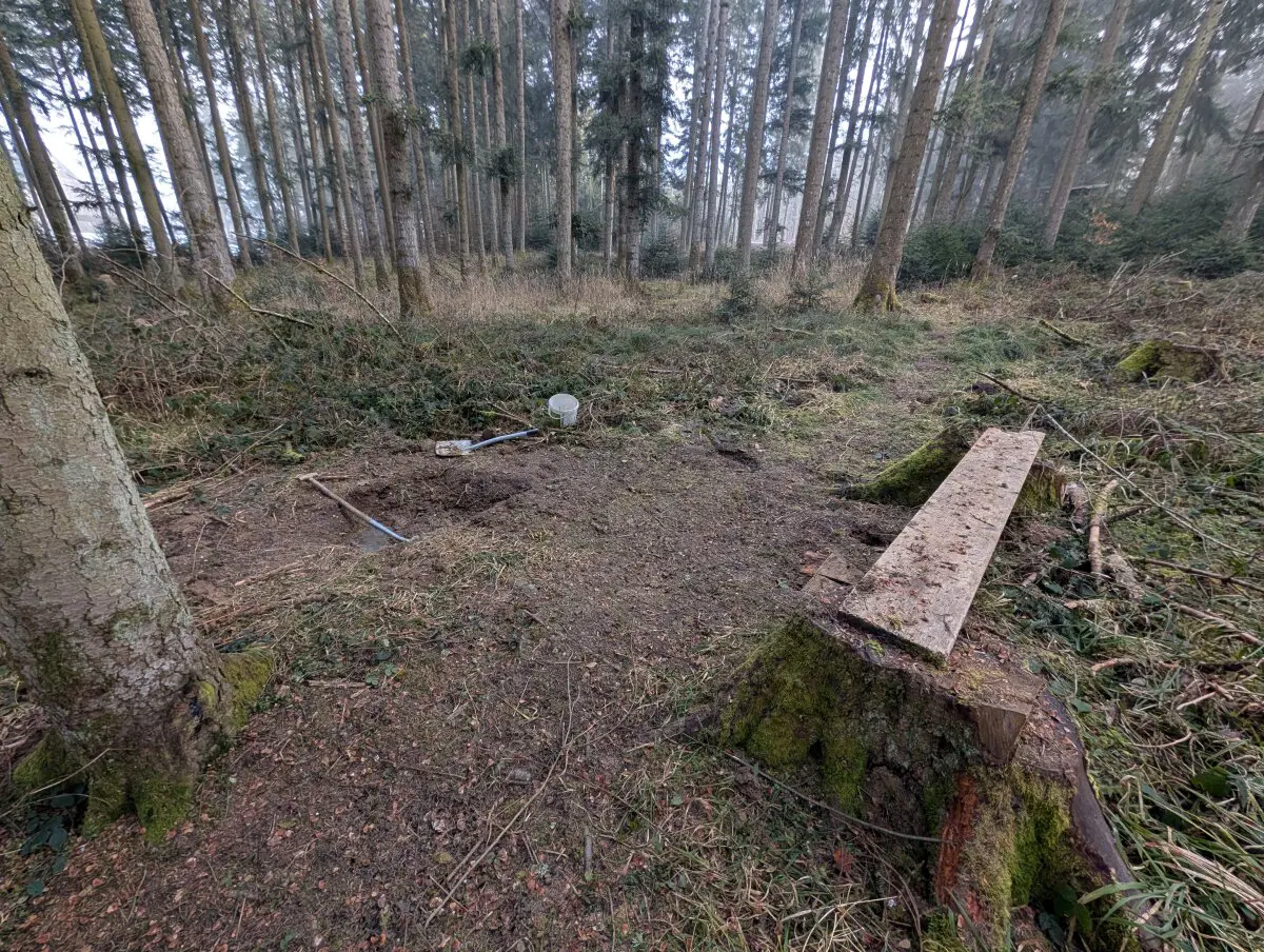 Охотники тут что то копают.