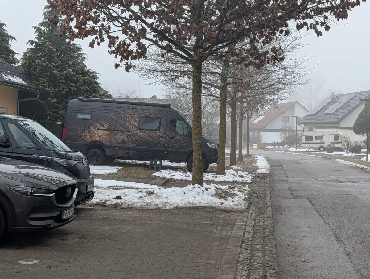 Вначале думал это солнце отражается на машине, но это такой рисунок.