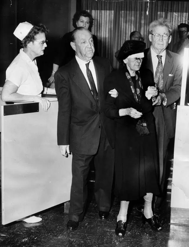 Вальбурга со своим новым мужем. За 2 недели до смерти. Источник фотографии:vintag.es