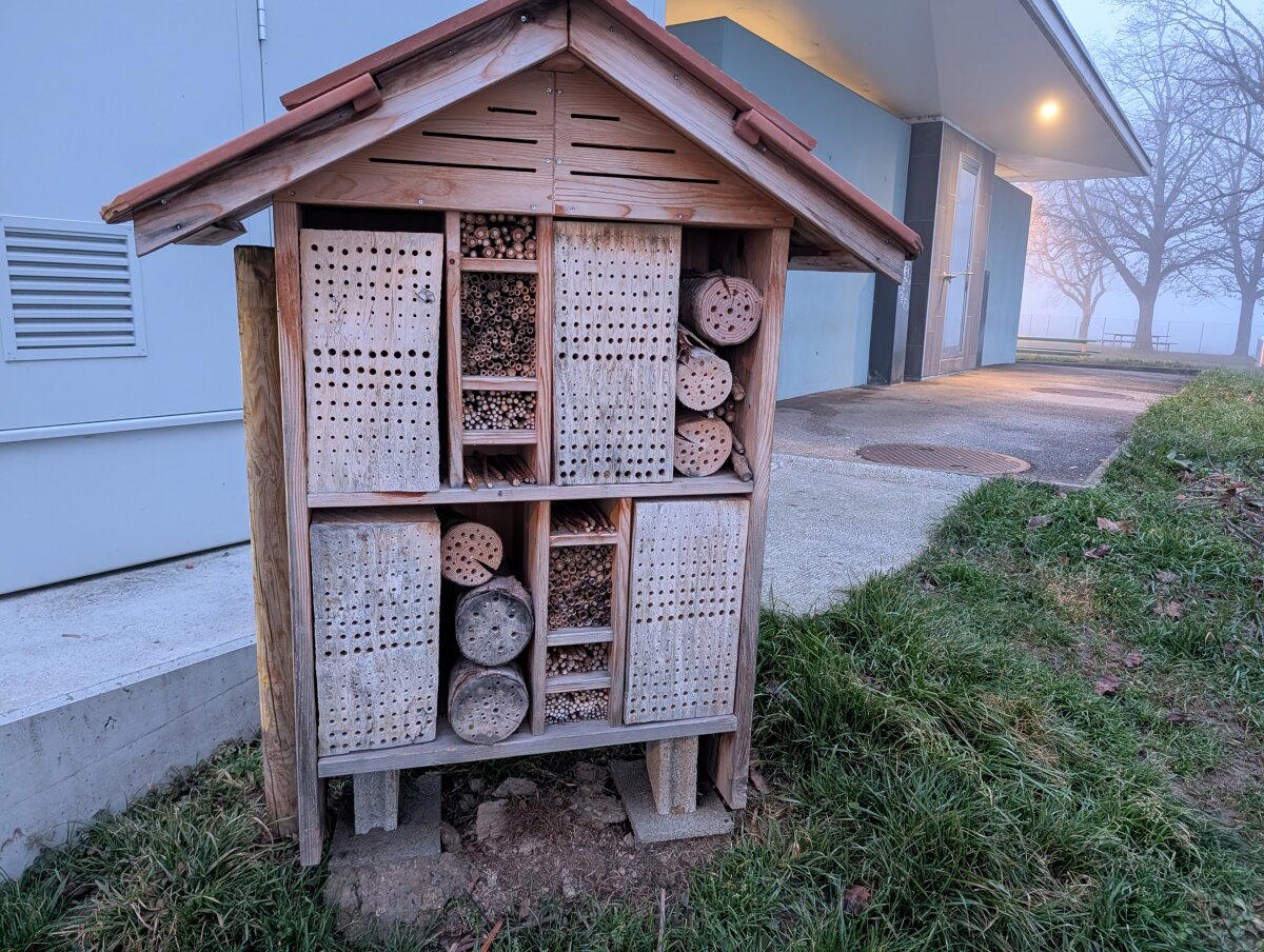 Такое видел в германии и это домик для насекомых