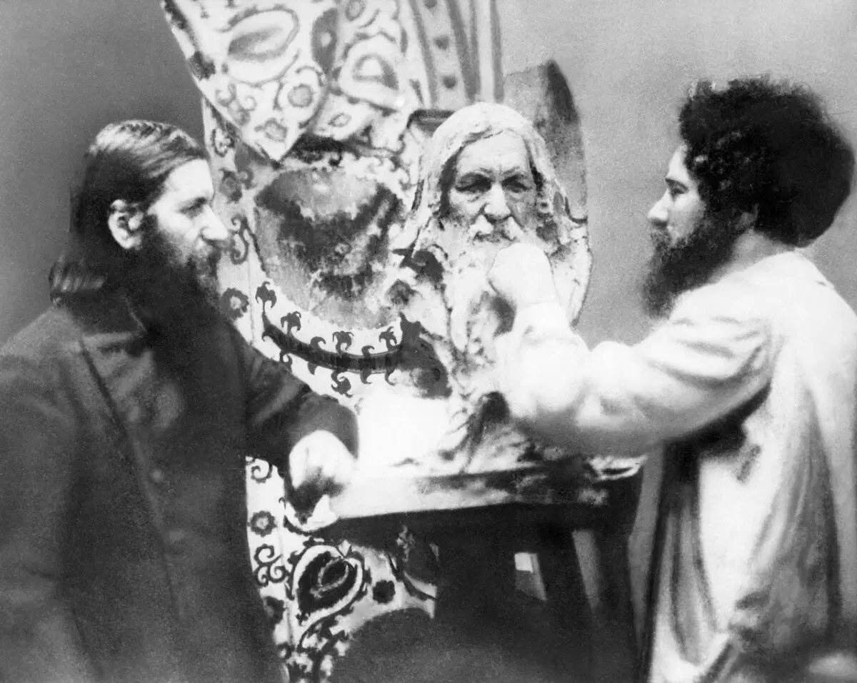 Скульптор Наум Аронсон за работой над бюстом Распутина. Санкт-Петербург. Российская империя. 1915 год.