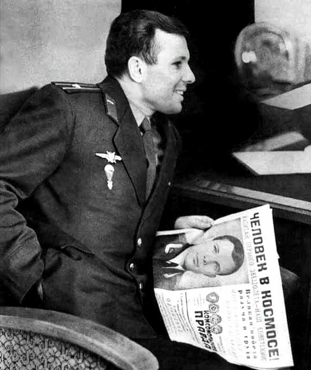 Юрий Гагарин со знаменитым выпуском газеты "Правда", СССР, 1961 год.