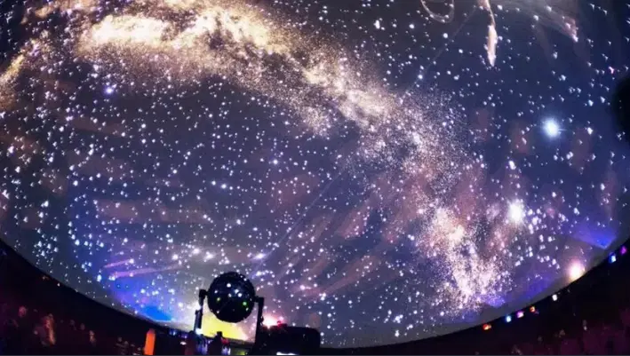 Потолок того самого планетария во время лекции