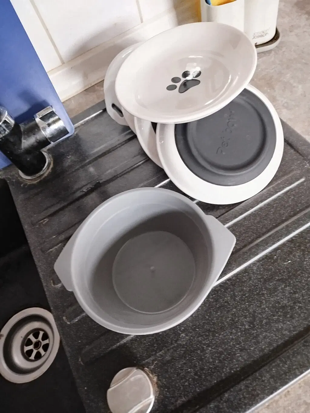 Для примера рядом одна из старых мисочек 